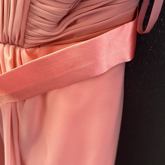 This dress is very elegant and feminine - Picture 2 of 7